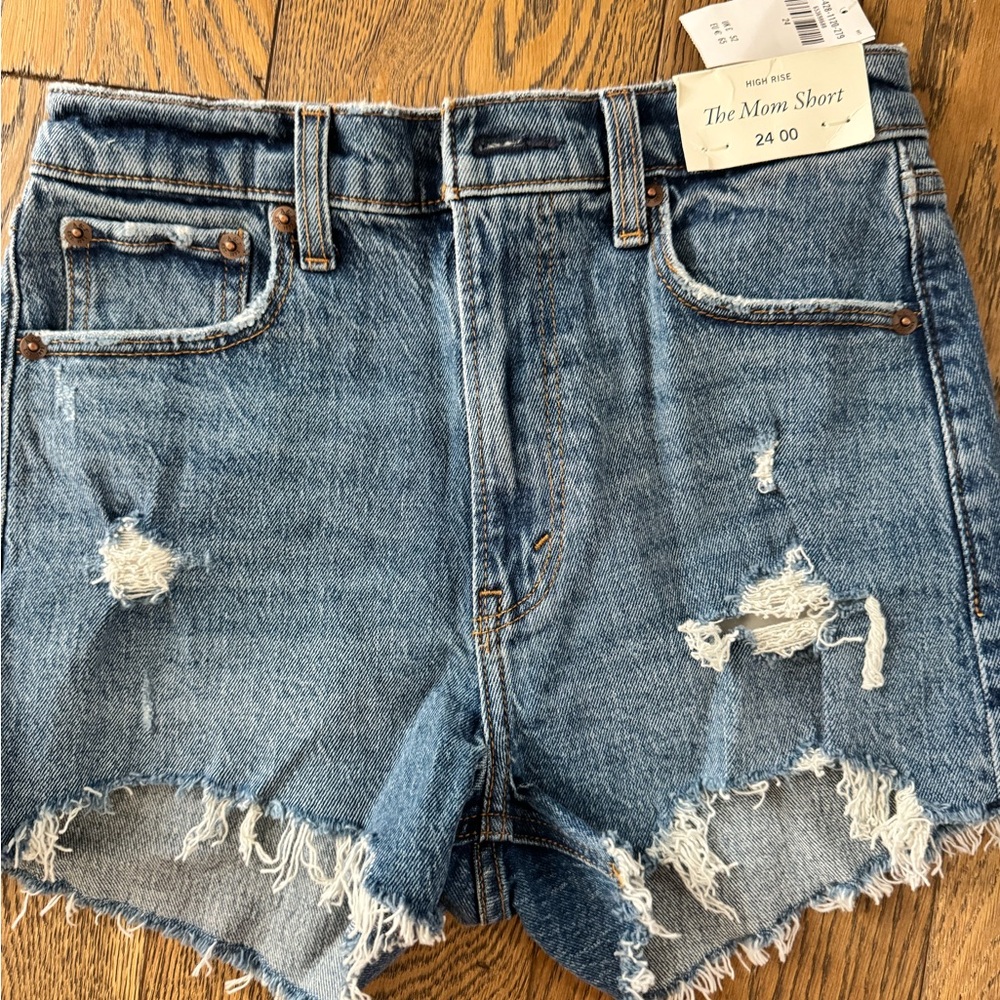 Abercrombie & Fitch highrise the mom Jean short size 24 00 NWTmedium distressed